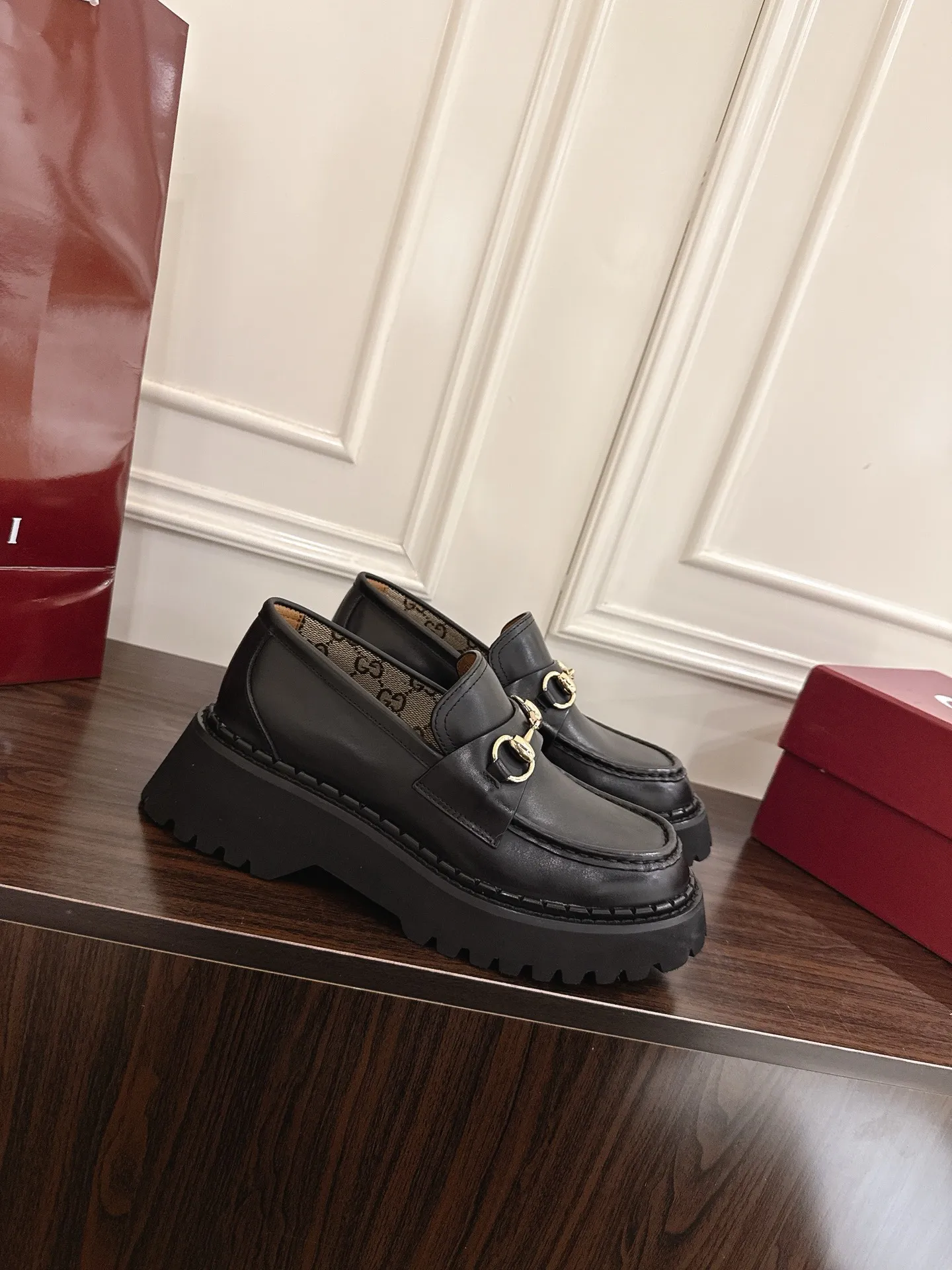 👟👟Ex-factory price 560👟👟 Gucci loafers with horsebit groove soles. As a tribute to the brand's equestrian roots, the horsebit has gone through years of baptism, integrating its rich historical heritage and modern fashion into one. Cowhide surface, sole thickness 5cm, size: 35-42# 39-46#